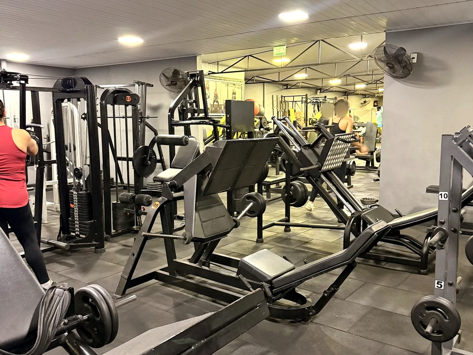 Máquinas de pernas e aparelhos de musculação