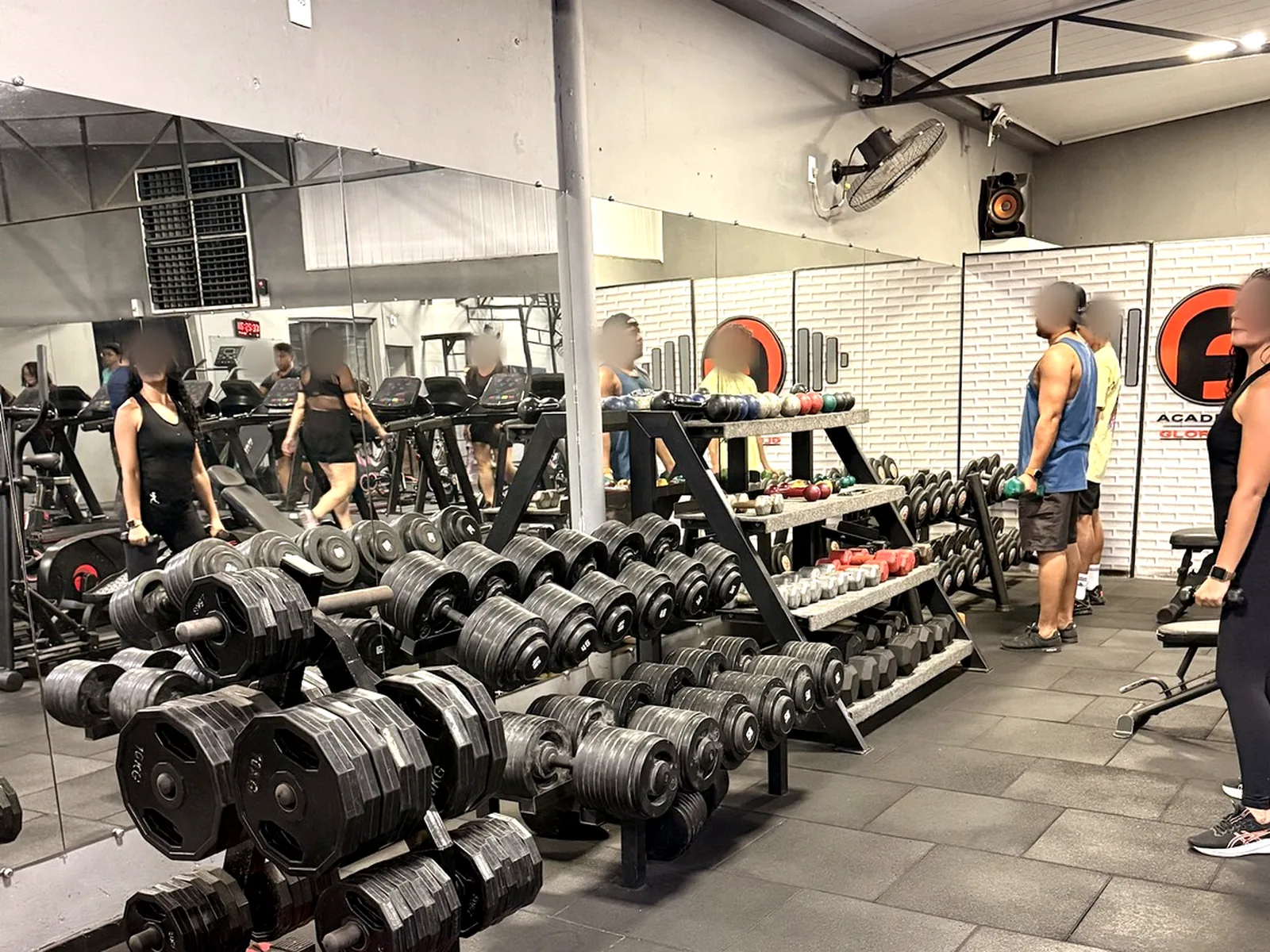 Área de peso livre com racks de halteres e kettlebells
