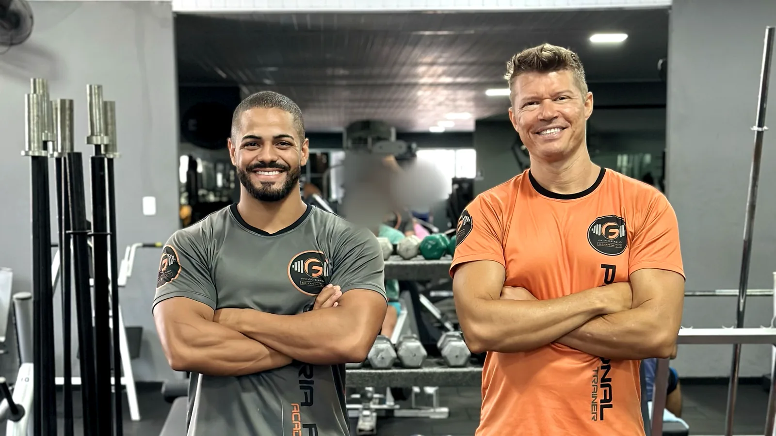 Thiago Soares e Marcus Cezar, personal trainers e sócios da Academia Glória Fit, na sala de musculação